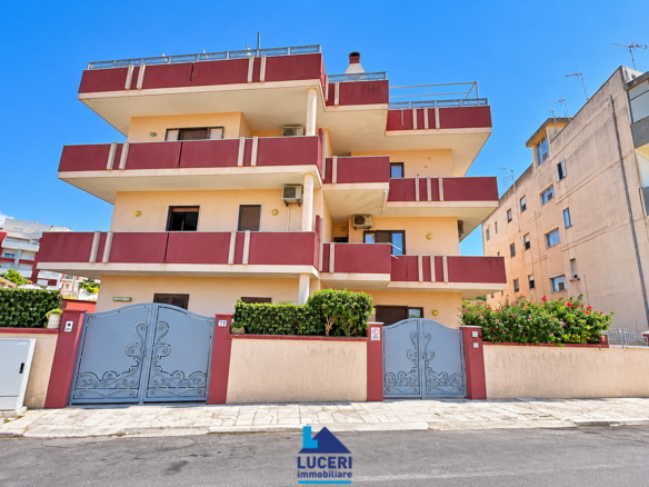Appartamento con box auto, terrazza e ampi balconi, via Scalelle, Gallipoli