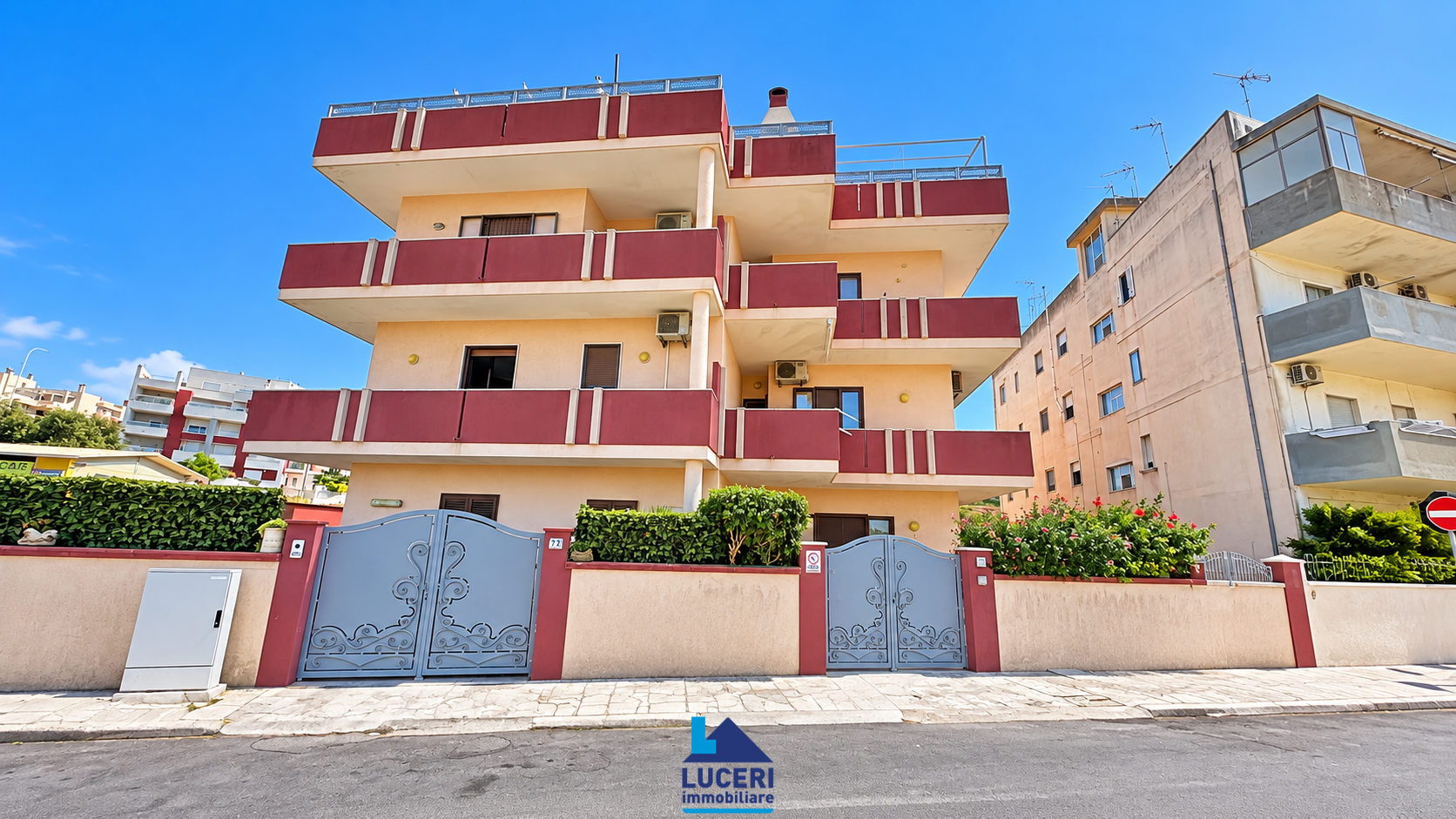 Appartamento con box auto, terrazza e ampi balconi, via Scalelle, Gallipoli